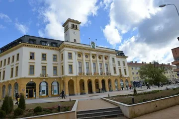 Свещеник скочи срещу пирамида в Сливен