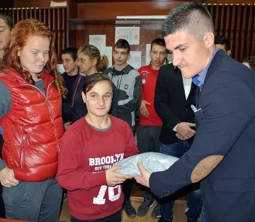 Депутат дари екипи на Спортоното училище в Хасково