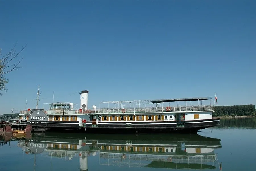 Търсят 8 300 лева за „Радецки“ 