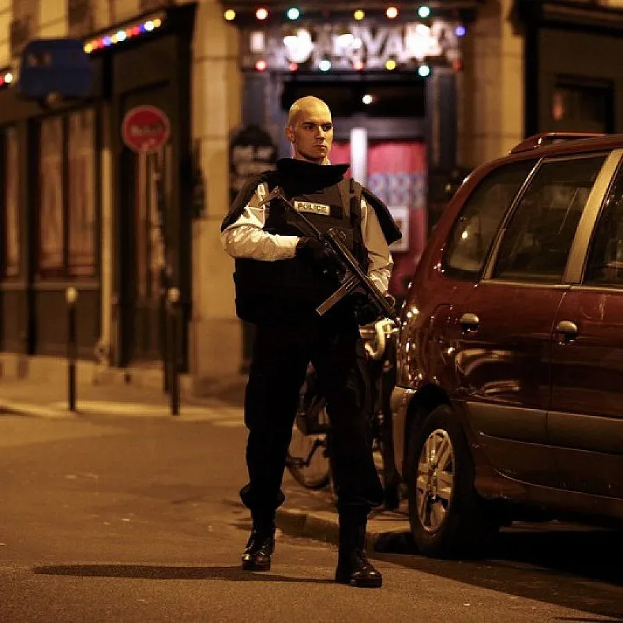 Намериха мобилния телефон на един от терористите в Париж