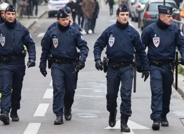 Акция в Париж, куршуми летят в едно от предградията