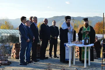 Възобновиха строеж на параклис в гробищен парк