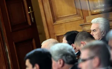 Депутати легнаха пред камионетката с Волен