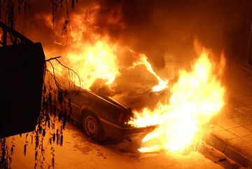 Запалиха колата на синдика на "Полимери"