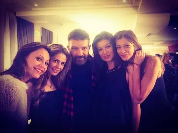 Бандерас се щракна с родни красавици