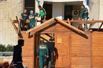 Монтират коледни къщички в Благоевград