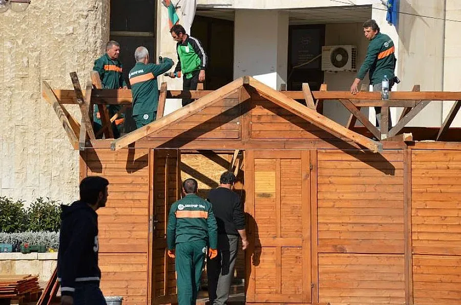 Монтират коледни къщички в Благоевград