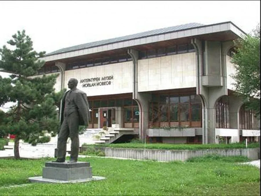 Емблематична сграда светва в лилаво за недоносените деца