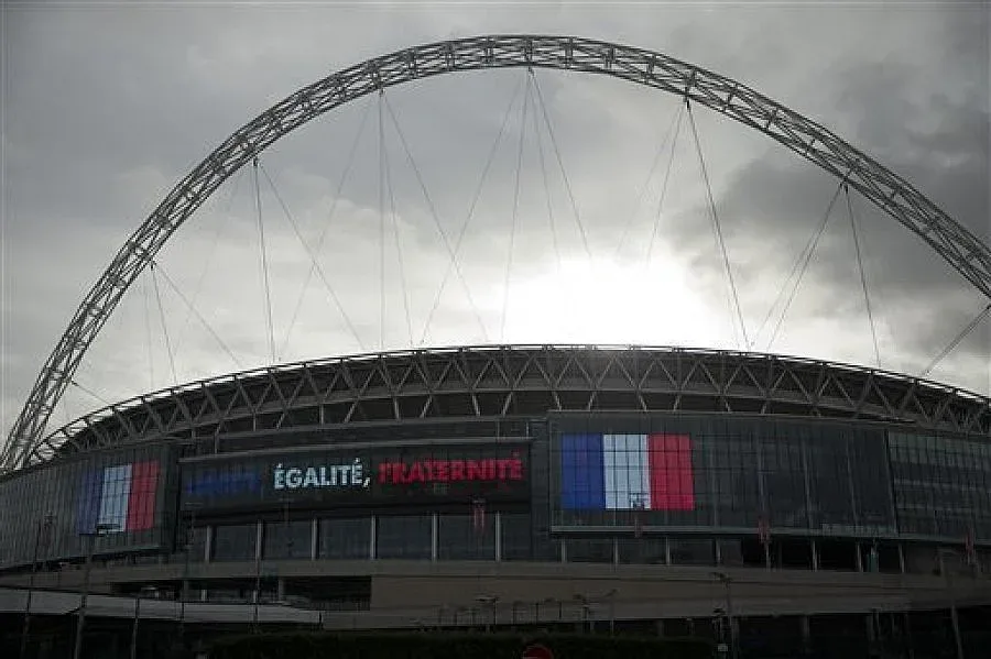 Футболистите на Франция кацнаха в Лондон, потънали в траур