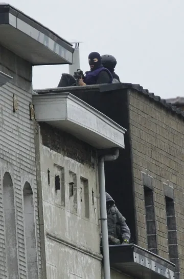 Задържаха жив заподозрян за атентатите в Париж