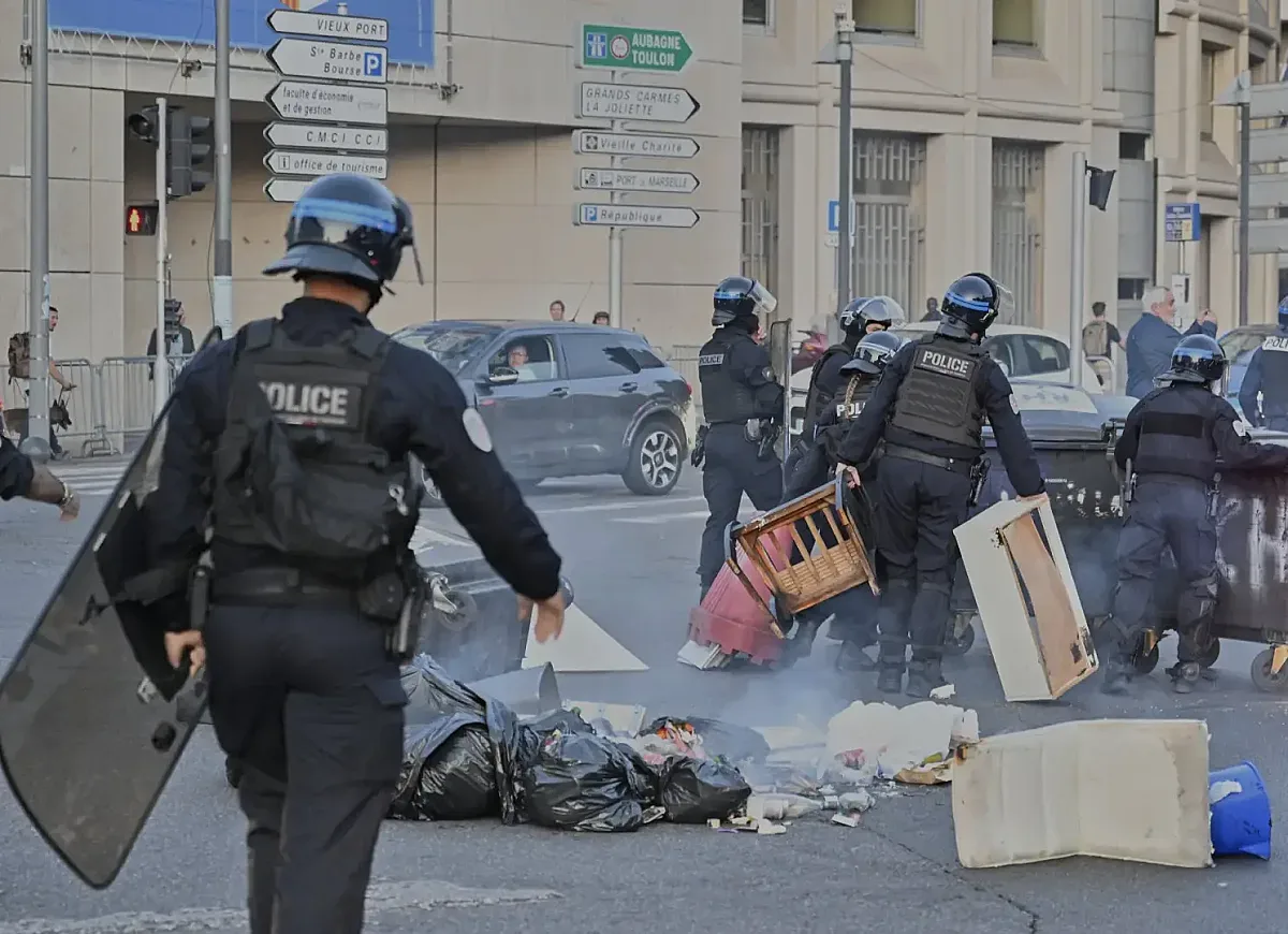 Макрон е в капан. Въстание обхваща Франция