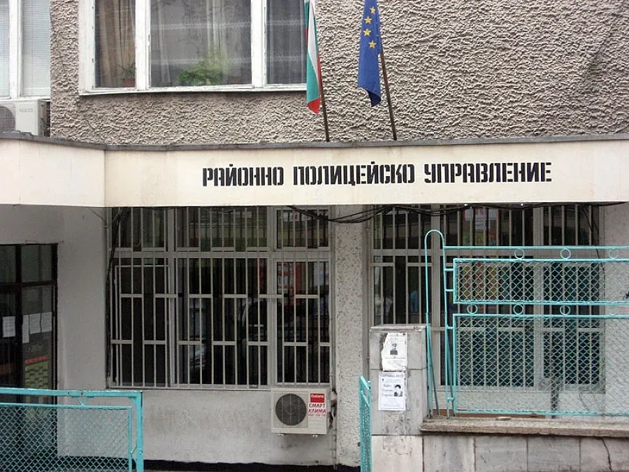 Баба се отърва лек след удар в кола