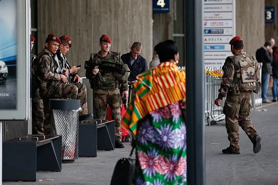 Полетите към и от  Париж закъсняват 