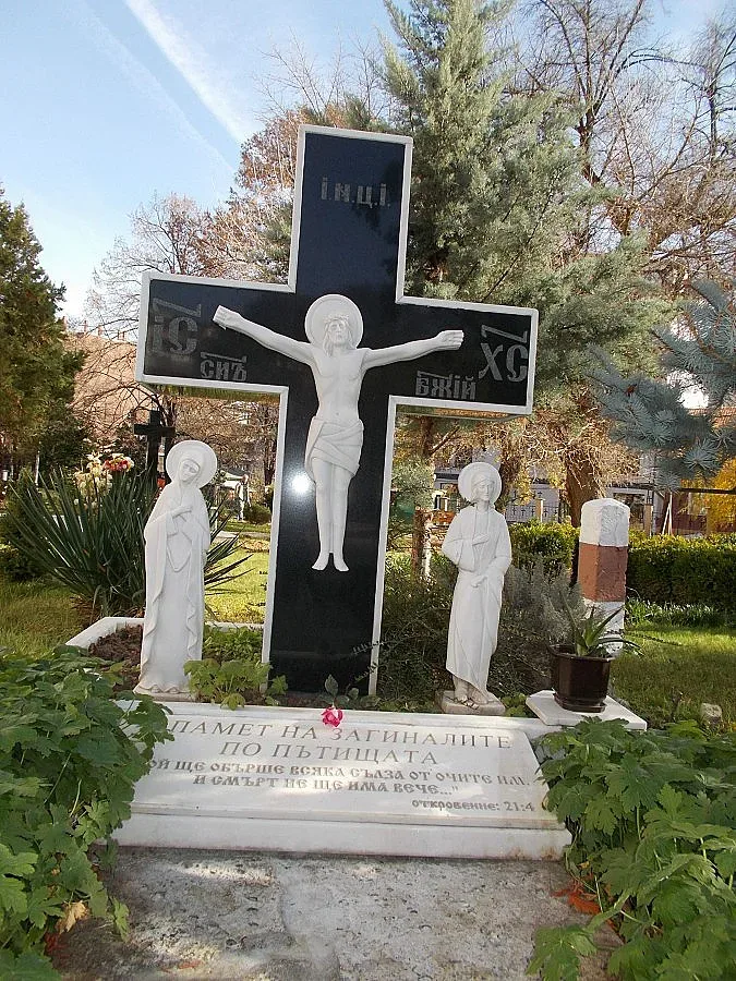 С панихида почетоха жертвите на катастрофи в Добрич