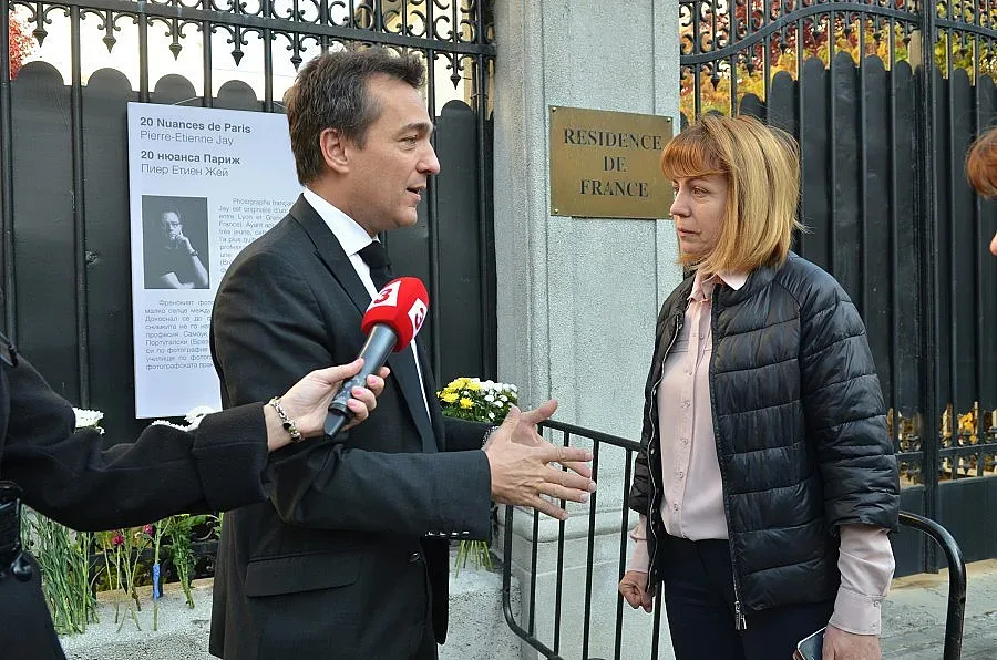 Стотици казаха "Не се страхуваме" пред френското посолство в София