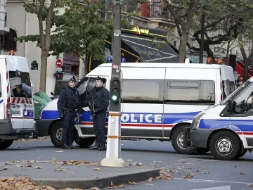 Един от атентаторите в Париж е отдавна известен на разузнаването