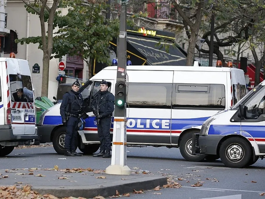 Един от атентаторите в Париж е отдавна известен на разузнаването