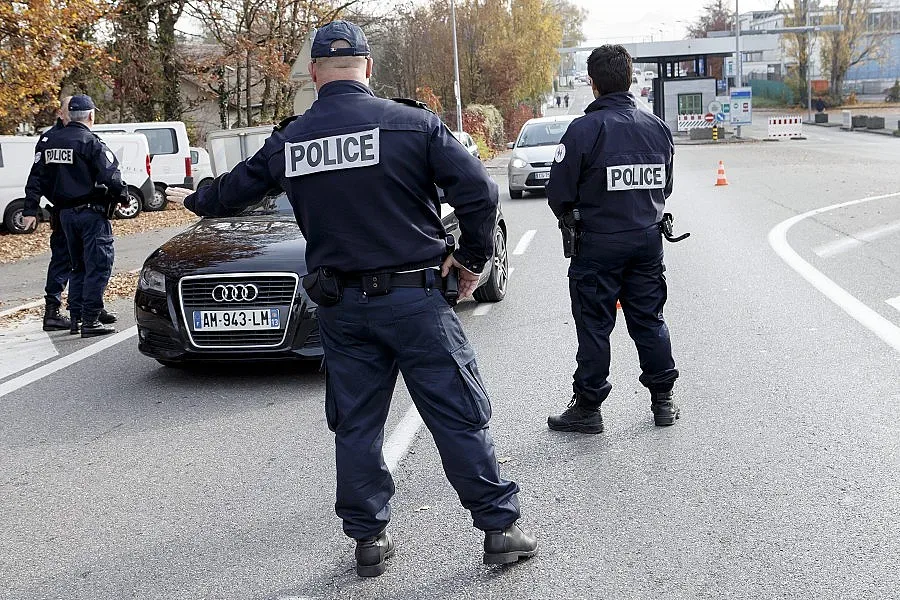 Френската полиция издирва черен Seat във връзка с атаките