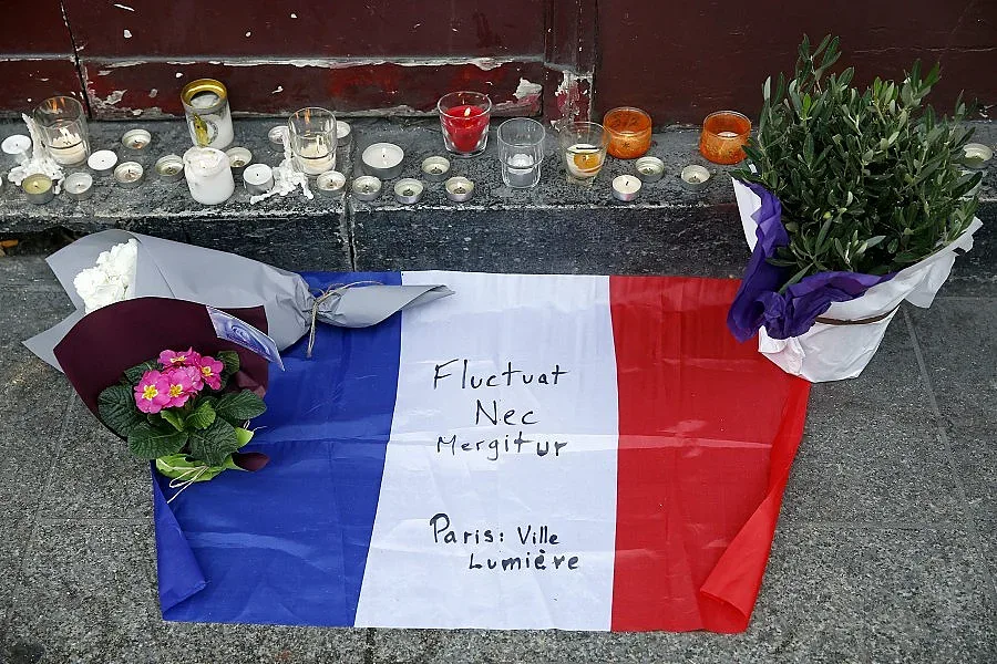 Сирийски паспорт до тялото на един от атентаторите