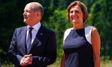 Шолц копнеел за жена си. Ще размекне ли германците за вота?