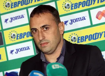 И младежите се опънаха на Петев