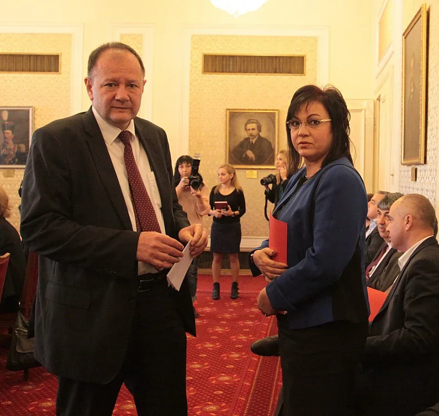 Червени искат оставката на Миков и конгрес