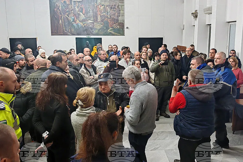 Габрово избухна! Пазят министър с полиция