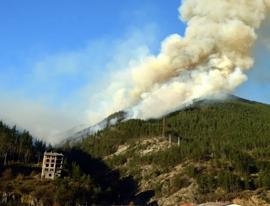 Гасенето на пожара в Смолян продължава