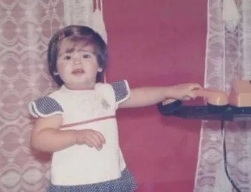 Загадката: Ето кое е момичето от снимката