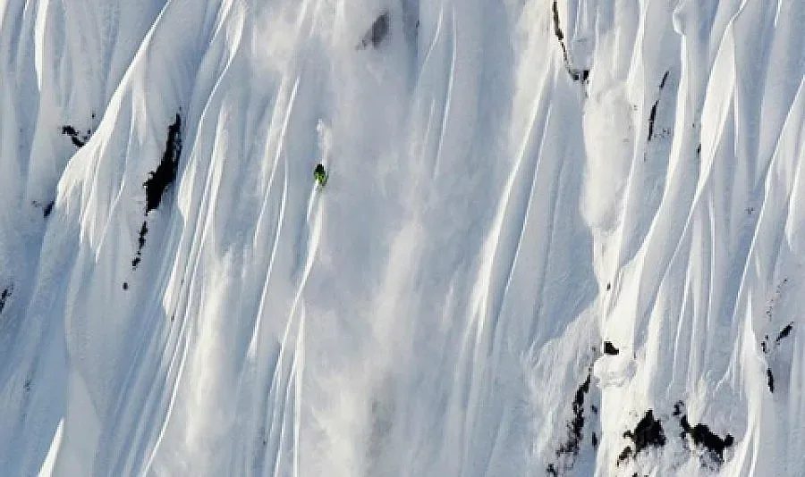 Скиор се спаси след падане от 500 метра (ВИДЕО)