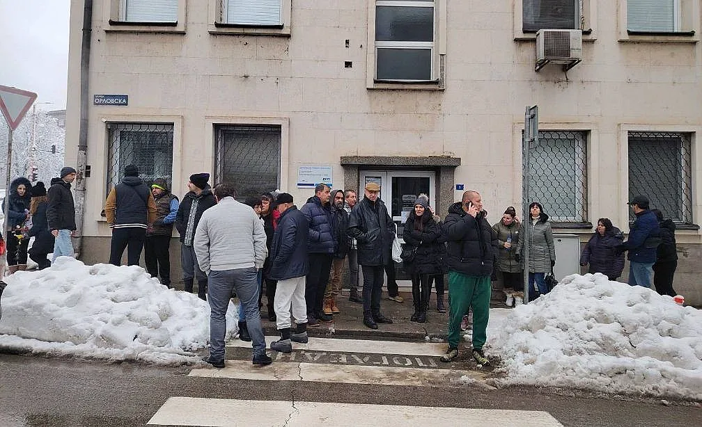 Гневът ескалира! Втори град на бунт заради спрения ток