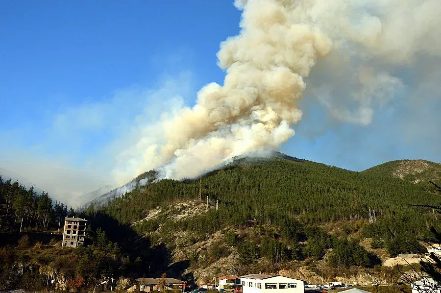 Смолян в паника, фенери подпалили пожара