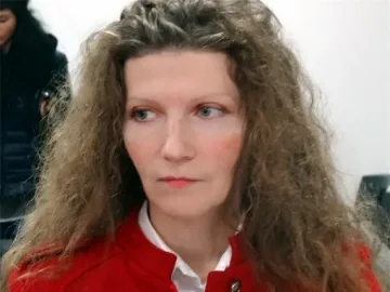 Девствената поетеса загуби делото срещу колега