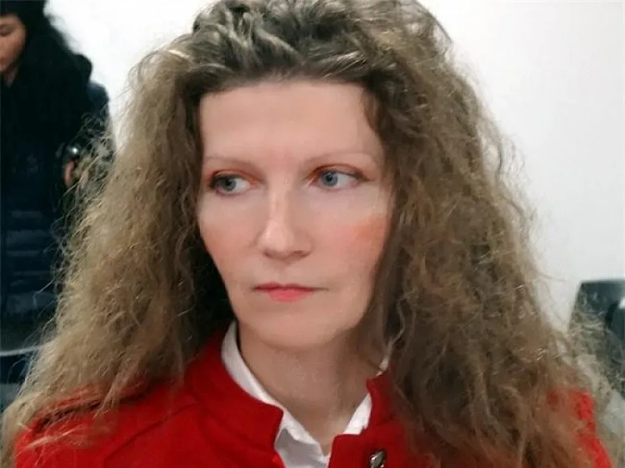 Девствената поетеса загуби делото срещу колега