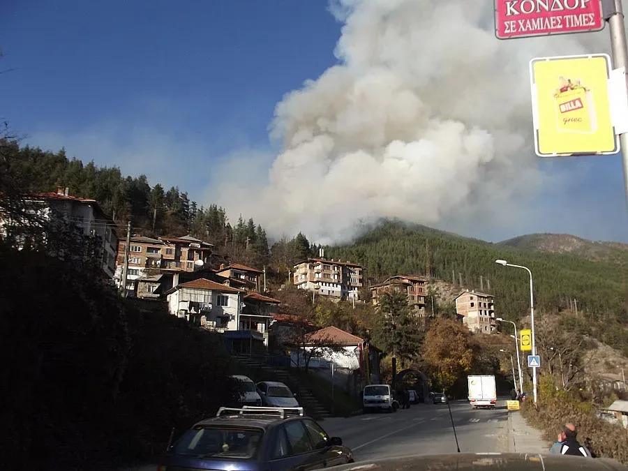 Огромен пожар бушува над Смолян