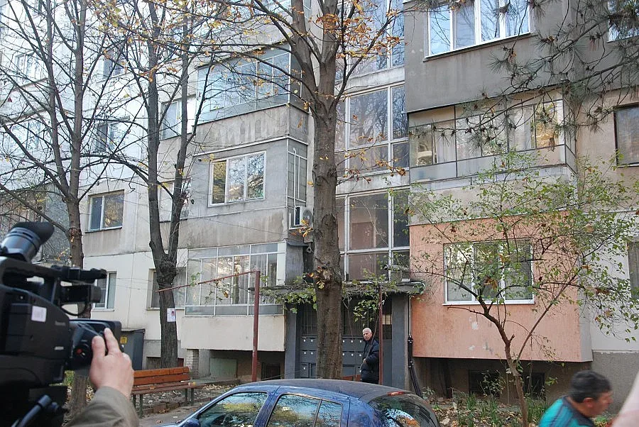 Психар с 2 ножа хвърли в ужас квартал 