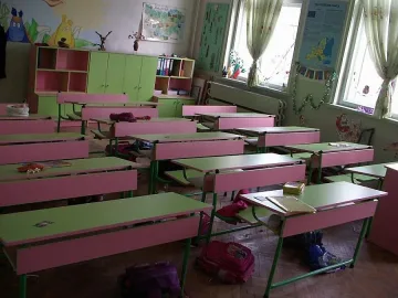 Цял клас не влиза в час заради агресивен съученик