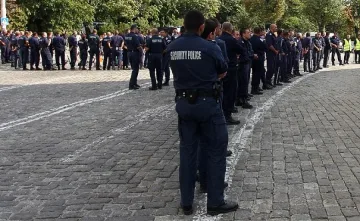 Полицаи отново блокират жълтите павета