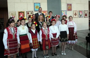 Посрещаме с пъстри чадъри и картини гостите