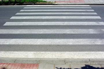 Шофьор помете мъж и жена на пешеходна пътека