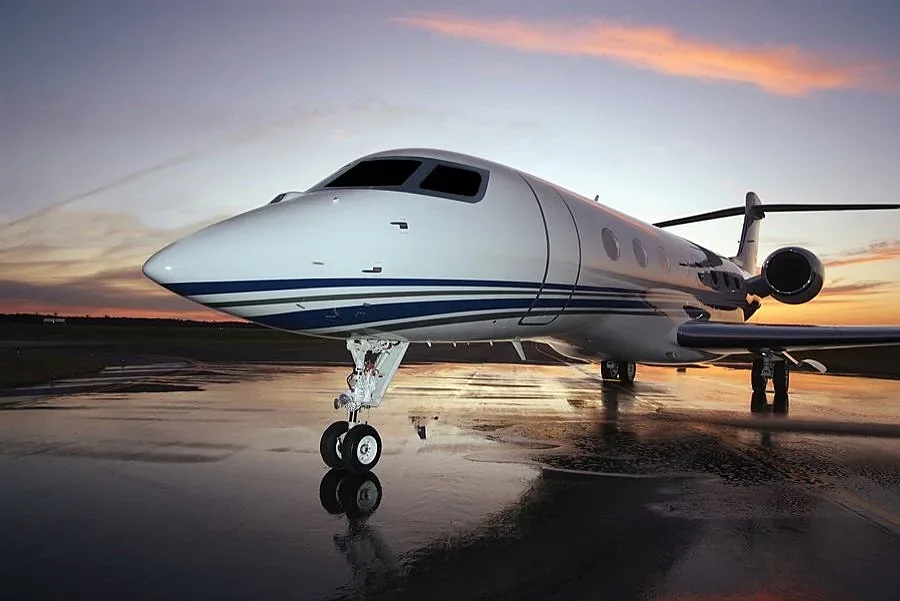 Самолет се разби в сграда, девет души загинаха