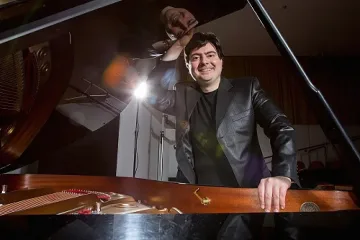 Александър Райчев свири на Огнен кораб