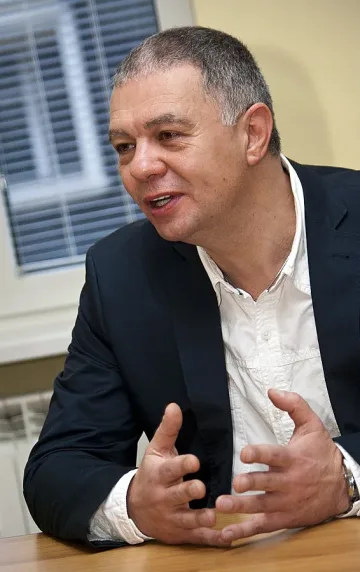 Половината грозде потъва в сивия сектор