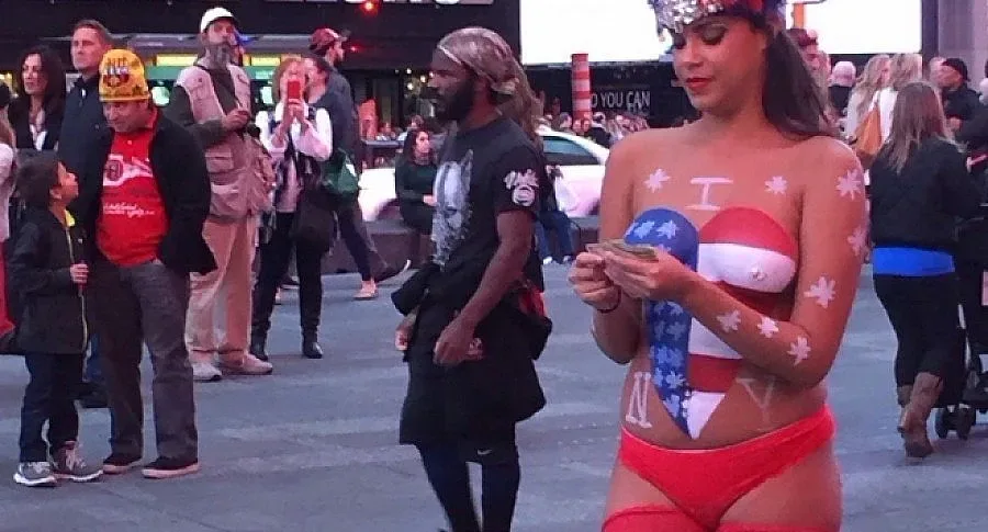 Ню Йорк се радва на голи мацки