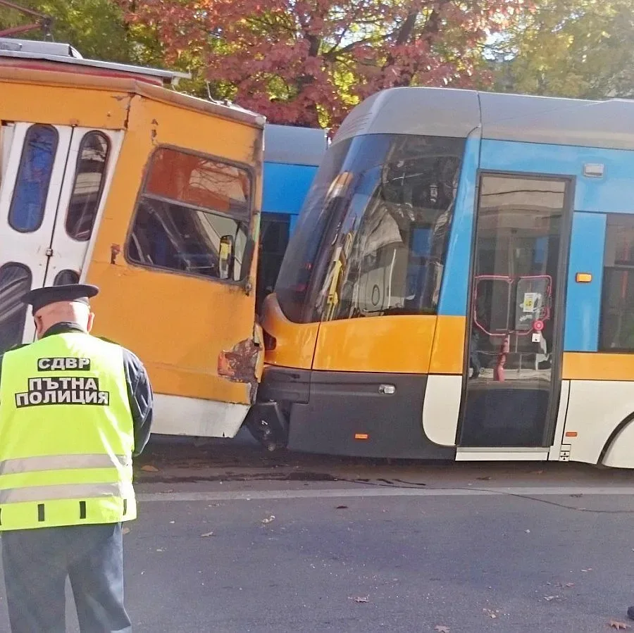 14 в болница след сблъсък на трамваи (ОБЗОР)