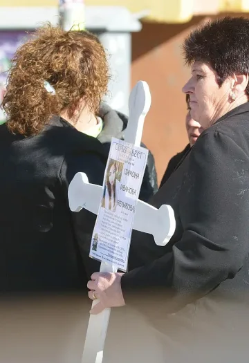 Съученички припадат край ковчега на Симона (ОБЗОР)