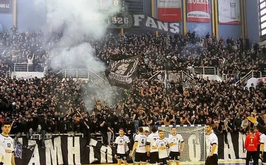 Агитката на ПАОК с конско в съблекалнята