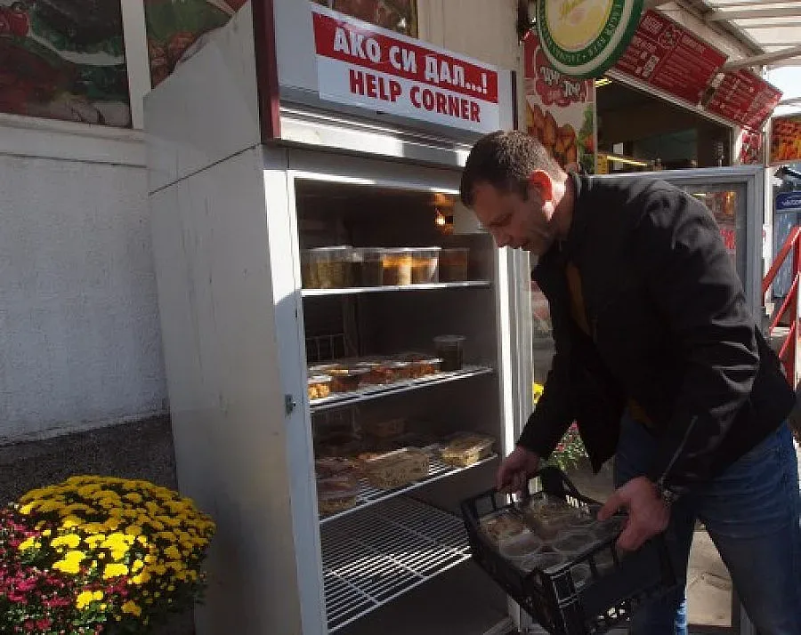 В Испания и Гърция също поставят хладилници за хора в нужда