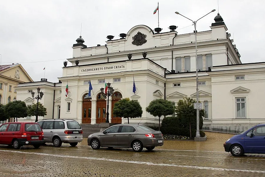 Ремонтират електрическата мрежа на Народното събрание