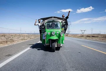 Младежи обикалят света с електромобил, минават през България